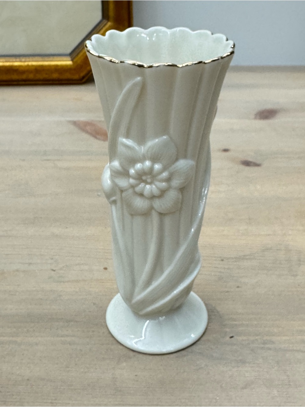 Lenox Elegant White Ceramic Floral Bud Vase with Gold Rim